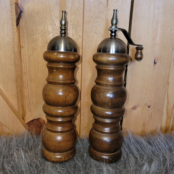 Vintage Gail craft wooden salt shaker and pepper mill - Picture 2 of 8
